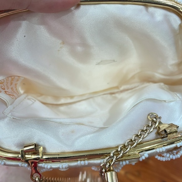 White beaded clutch by Debbie division of John wind Imports made in Hong Kong - Picture 7 of 12